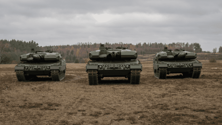 Pierwsze czołgi Leopard 2PL, dostarczone do Bumaru w 2018 roku. Fot. Rheinmetall Defence.