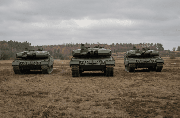 Pierwsze czołgi Leopard 2PL, dostarczone do Bumaru w 2018 roku. Fot. Rheinmetall Defence.