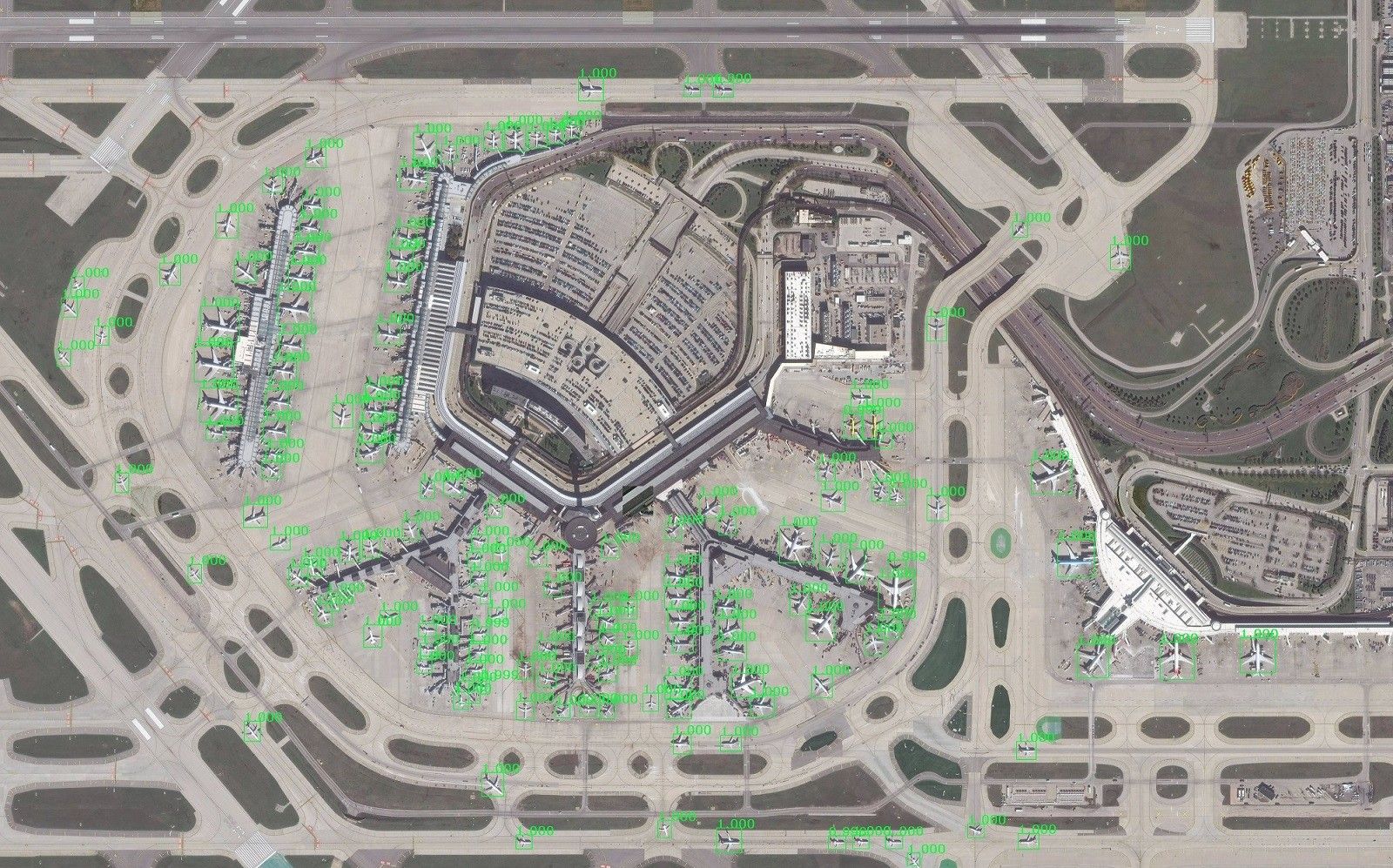 Prezentacja działania systemu GATR - wykryte (zielone obramowanie) samoloty na lotnisku O'Hare w Chicago. Fot. Lockheed Martin [lockheedmartin.com]