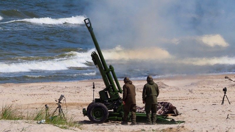 Strzelania z haubicy LG1 kal. 105 mm na poligonie w Ustce z 2019 roku.