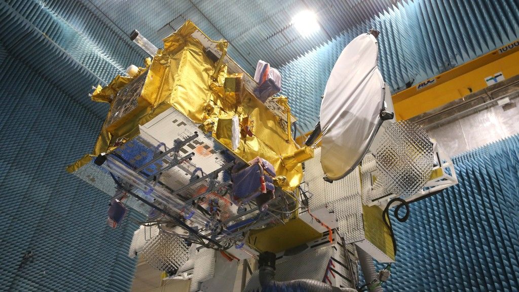Satelita Eutelsat Quantum podczas testu anteny. Fot. Airbus Defence and Space/Eutelsat via Flickr