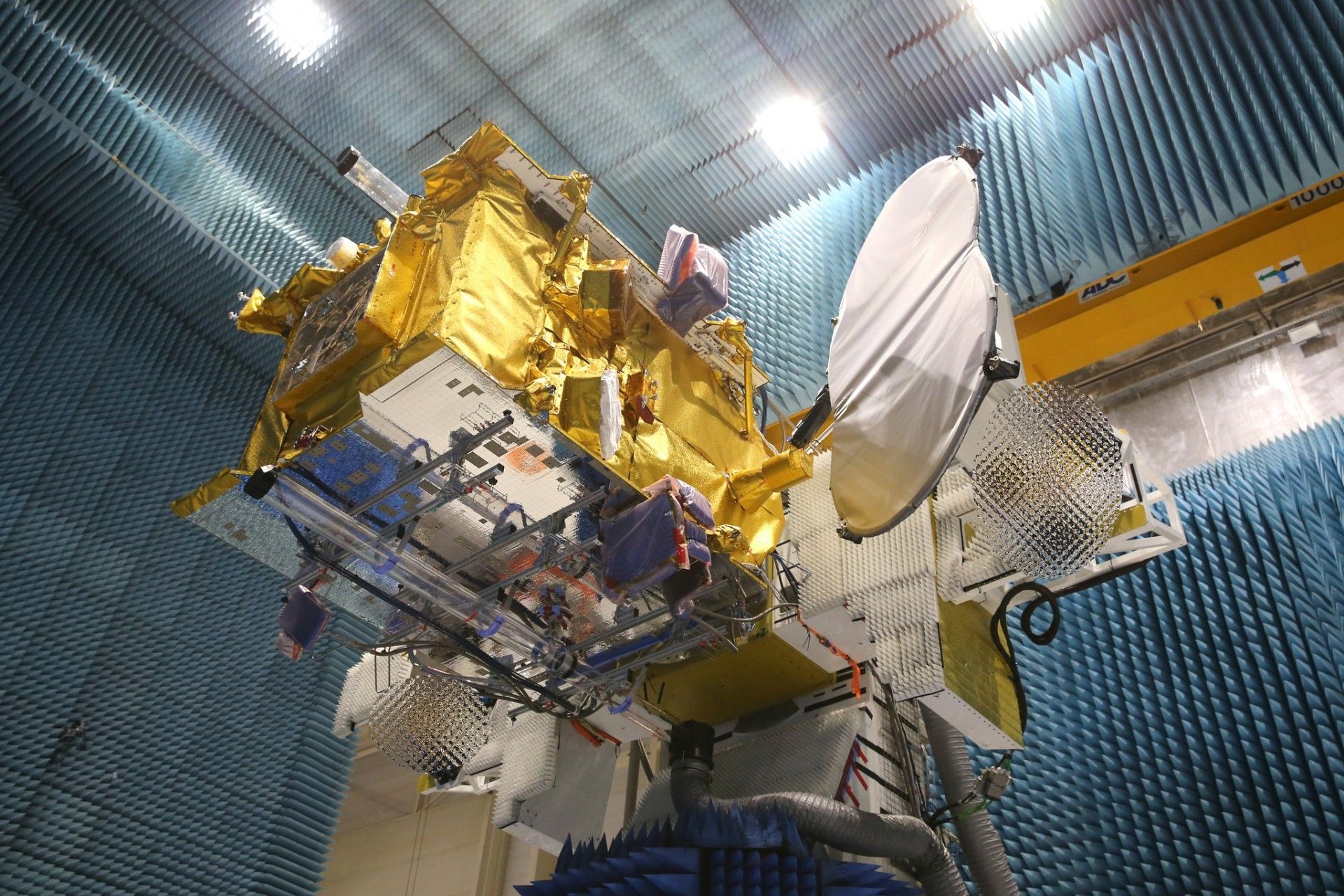 Satelita Eutelsat Quantum podczas testu anteny. Fot. Airbus Defence and Space/Eutelsat via Flickr