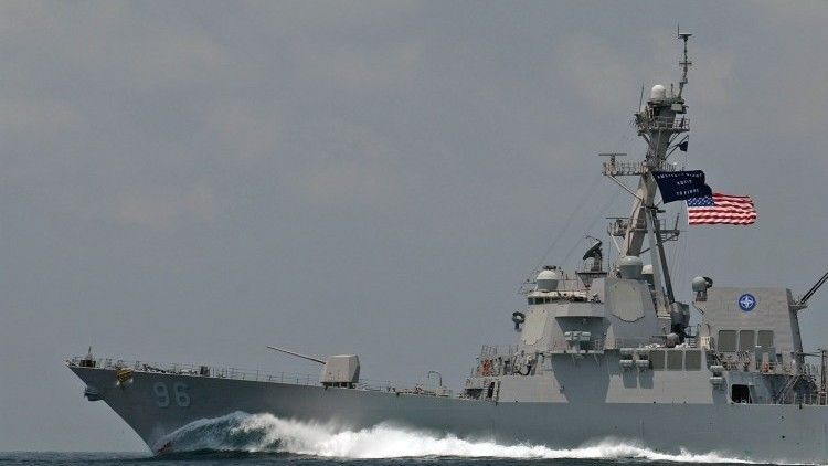 USS Bainbridge - niszczyciel amerykański, który brał udział w akcji ratunkowej po niedawnych atakach na statki na wodach Zatoki Omanskiej. Fot. U.S. Navy