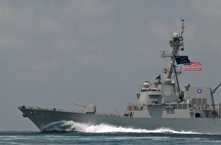 USS Bainbridge - niszczyciel amerykański, który brał udział w akcji ratunkowej po niedawnych atakach na statki na wodach Zatoki Omanskiej. Fot. U.S. Navy