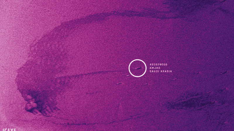 Zobrazowanie satelitarne z dnia 14 maja 2019 roku, ukazujące wyciek z uszkodzonego tankowca na Zatoce Omańskiej. Fot. ICEYE [iceye.com]