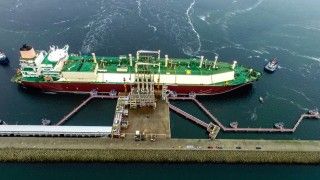 Metanowiec podłączony do instalacji terminalu; Fot.: Polskie LNG