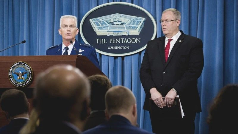 Konferencja prasowa wiceprzewodniczącego Kolegium Połączonych Szefów Sztabów Sił Zbrojnych USA, gen. US Air Force Paula J. Selvy. Fot. Departament Obrony USA/Staff Sgt. Sean Harp [defense.gov]