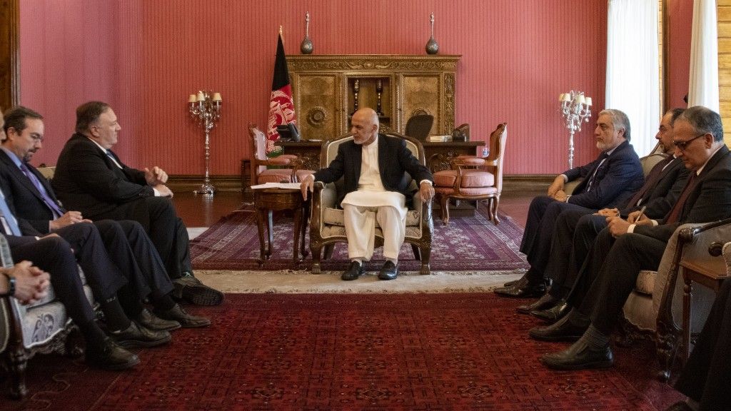 Mike Pompeo (drugi od lewej) spotkał się m.in. z urzędującym prezydentem Afganistanu Aszrafem Ghanim (w środku) /Fot.  State Department photo by Ron Przysucha/ Public Domain