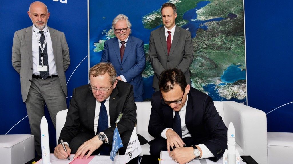 Moment podpisania umowy między ESA i Arianespace. Fot. ESA – P. Sebirot