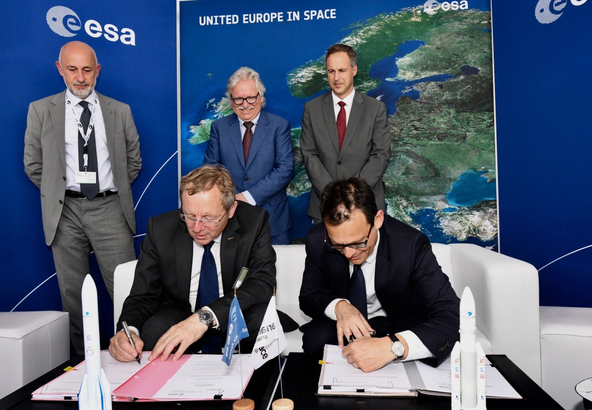 Moment podpisania umowy między ESA i Arianespace. Fot. ESA – P. Sebirot