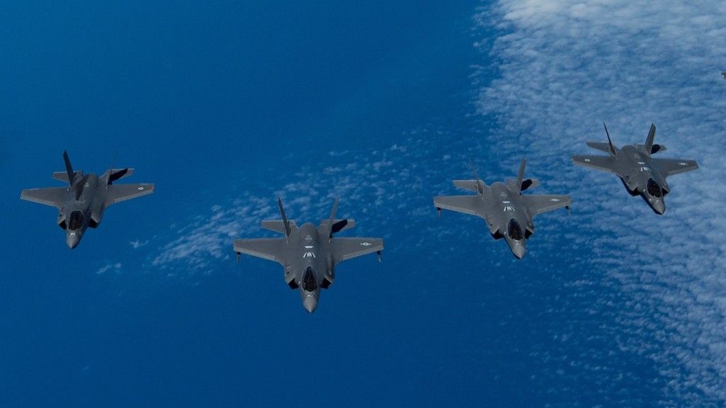 Trudno to dostrzec, ale na zdjęciu są dwa amerykańskie F-35A (w środku formacji), brytyjski F-35B (po lewej) oraz izraelski F-35I (po prawej). Fot. USAF