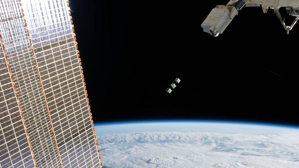 Moment rozmieszczenia nanosatelitów z pokładu ISS. Fot. NASA [nasa.gov]