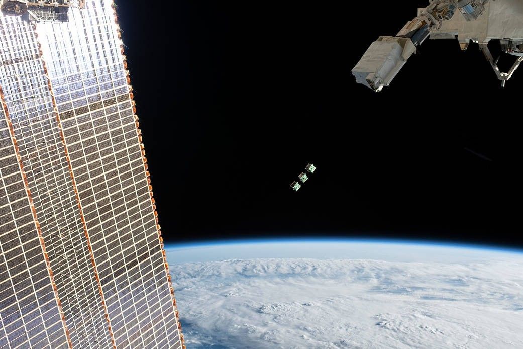 Moment rozmieszczenia nanosatelitów z pokładu ISS. Fot. NASA [nasa.gov]