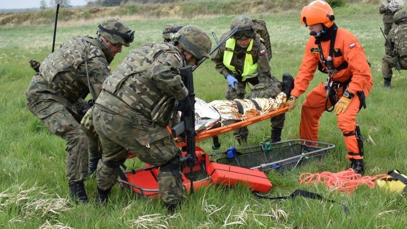 ćwiczenia wojskowe ewakuacja rannego pilota