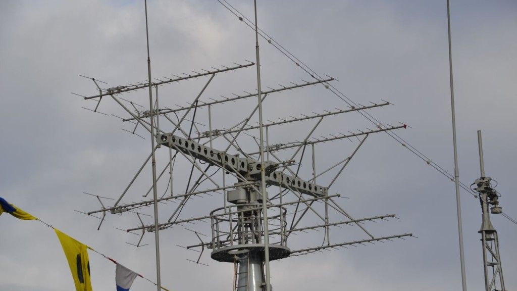Systemem antenowy Yagi radaru bardzo niskich częstotliwości typu 517HA na chińskim niszczycielu przeciwlotniczym „Jinan” typu 052C. Fot. M.Dura