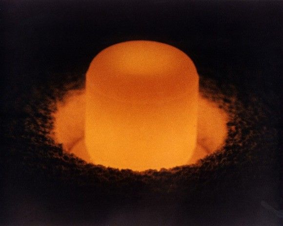 Próbka plutonu-238 rozgrzana do czerwoności pod wpływem własnego promieniowania; Fot.: commons.wikimedia.org