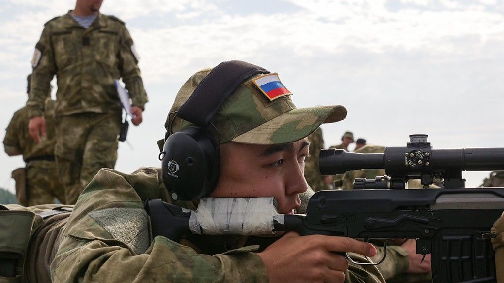 Rosyjski snajper z karabinem SWD. Fot. MO Rosji