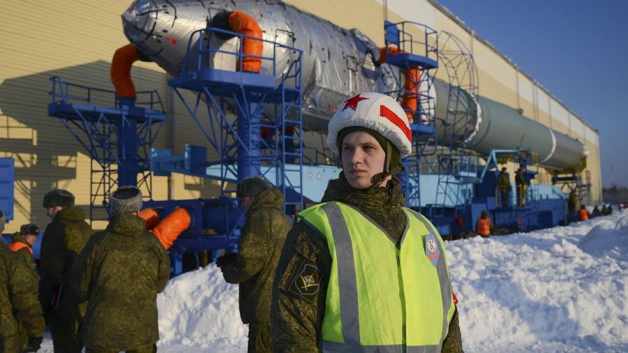 W tle - rakieta nośna Sojuz-2.1w. Fot. Ministerstwo Obrony Federacji Rosyjskiej [mil.ru]