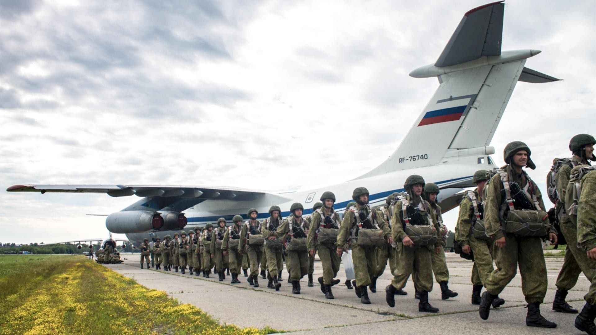 Rosyjscy desantnicy przed samolotem transportowym Ił-76MD. Fot. MO FR
