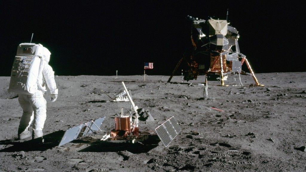 Astronauta Edwin E. "Buzz" Aldrin Jr., pilot modułu księżycowego patrzy na lądownik księżycowy „Orzeł” („Eagle”). Zdjęcie wykonał astronauta Neil A. Armstrong, dowódca Apollo 11, przy pomocy 70 mm aparatu fotograficznego. Fot. NASA [nasa.gov]
