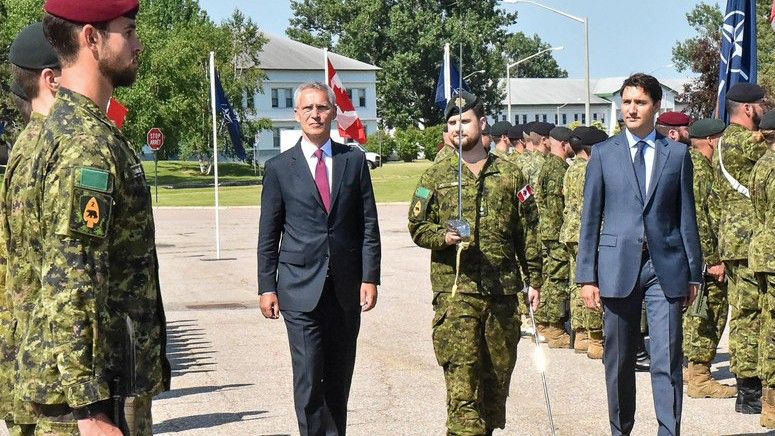 Sekretarz Generalny NATO, Jens Stoltenberg i premier Kanady Justin Trudeau w bazie wojskowej w Petawawie/ Fot. nato.int