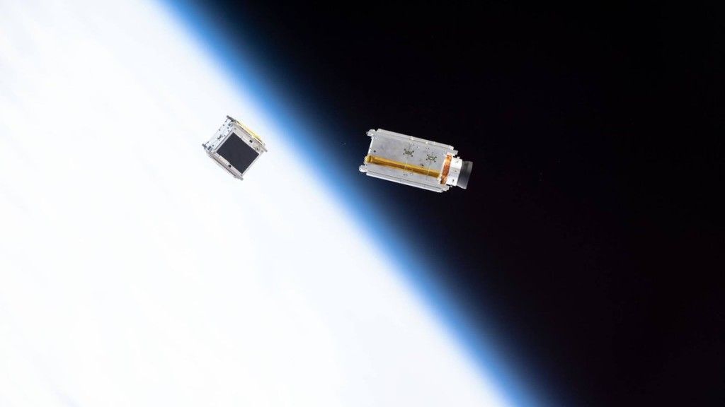 Satelity Światowid i KRAKsat krótko po uwolnieniu z pokładu ISS. Fot. NASA/Nanoracks via SatRevolution [satrevolution.com]