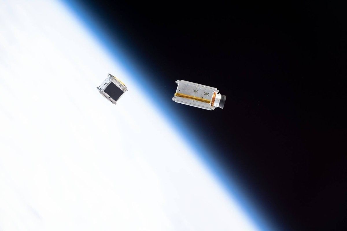 Satelity Światowid i KRAKsat krótko po uwolnieniu z pokładu ISS. Fot. NASA/Nanoracks via SatRevolution [satrevolution.com]