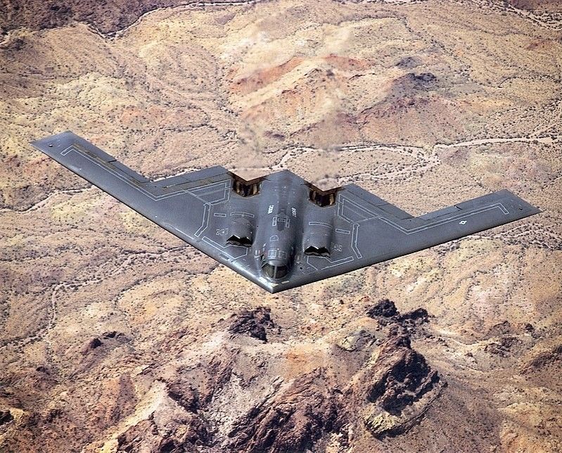 Bombowiec B-2 podczas pierwszego oficjalnego lotu z Palmdale do Whiteman AFB. Fot. af.mil