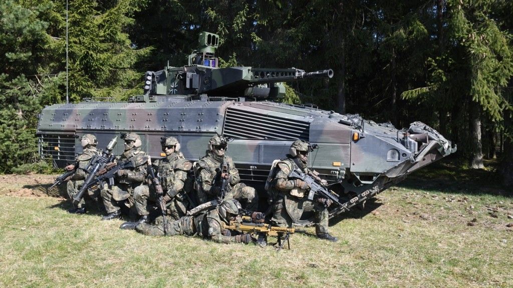 IFV Puma i żołnierze wyposażeni w system IdZ-ES. Fot. Rheinmetall