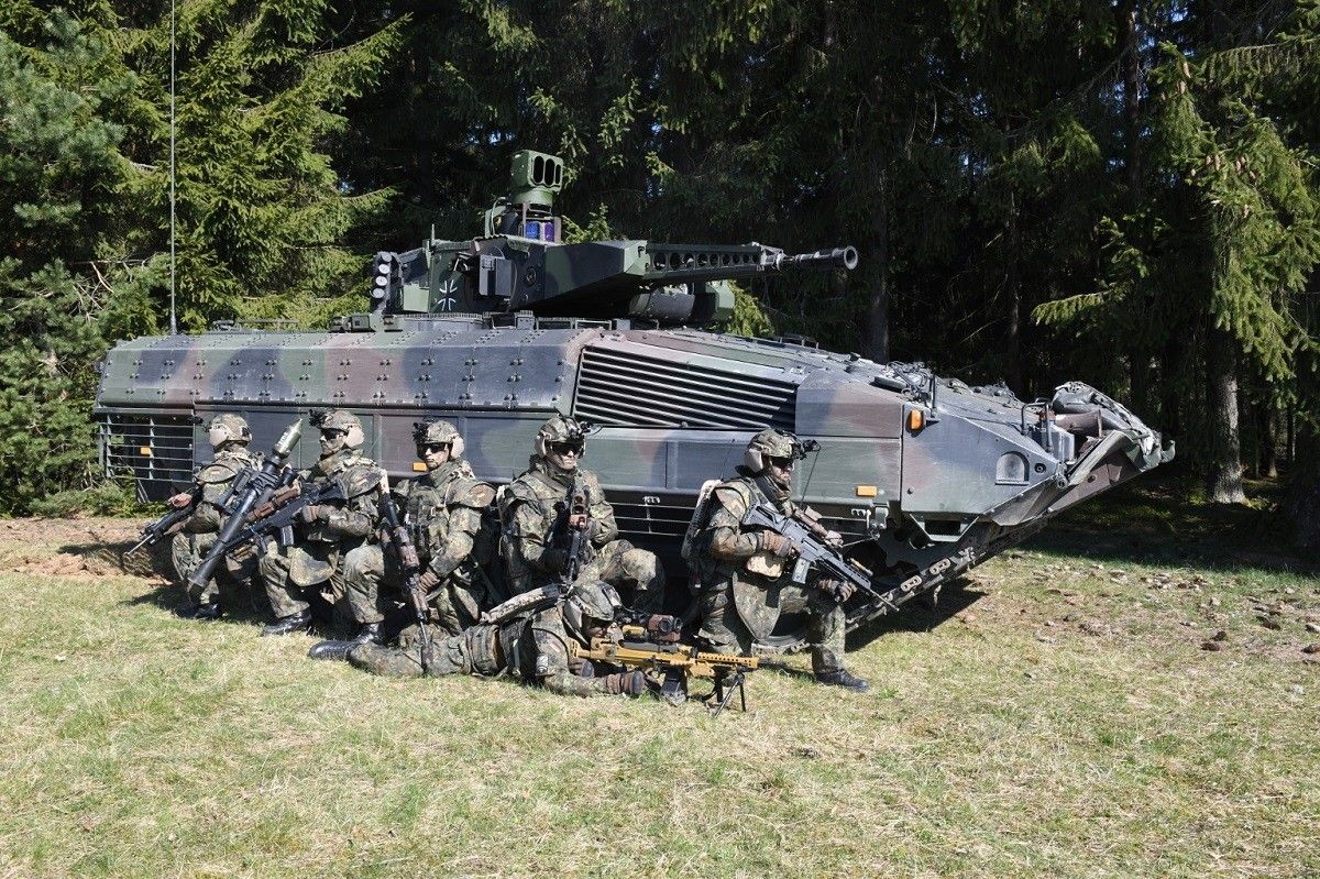IFV Puma i żołnierze wyposażeni w system IdZ-ES. Fot. Rheinmetall