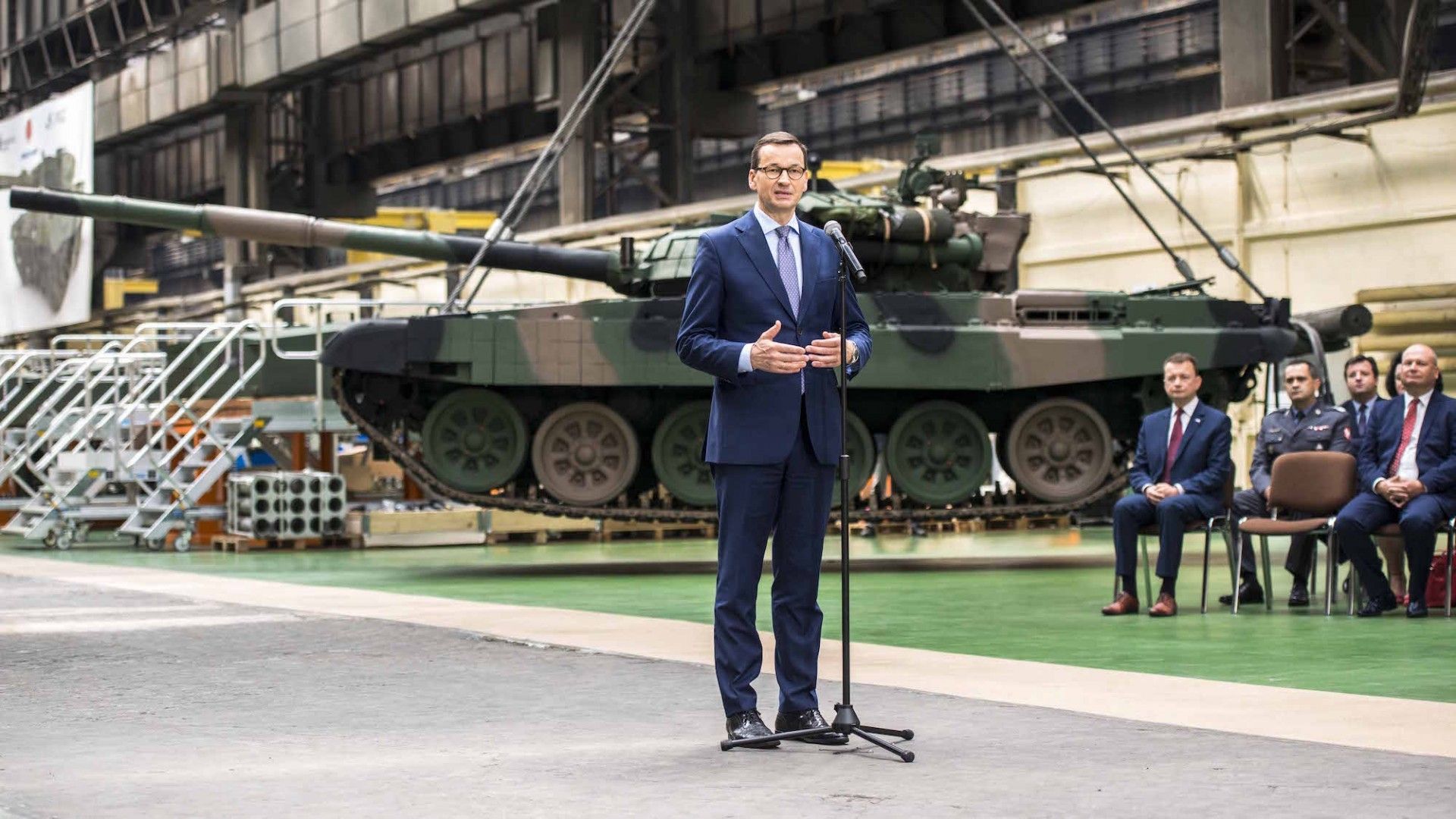Premier Mateusz Morawiecki podczas podpisania umowy. W tle jeden z czołgów PT-91 Twardy. Fot. Mirosław Mróz/Defence24.pl.