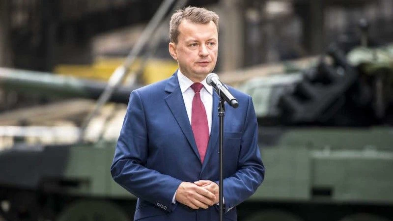 Szef MON Mariusz Błaszczak podczas podpisania umowy na remont czołgów T-72 z modyfikacją. Fot. Mirosław Mróz/Defence24.pl.