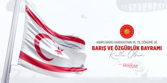 Oficjalna grafika prezydenta Turcji w związku z rocznicą obchodów inwazji na Cypr. Napis głosi: "45. rocznica operacji pokojowej na Cyprze oraz Święto Pokoju i Wolności"