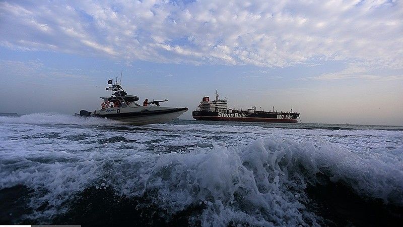 Tankowiec Stena Impero eskortowany przez irańską jednostkę patrolową klasy Boghammar. Fot. Wikipedia/CC-BY 4.0