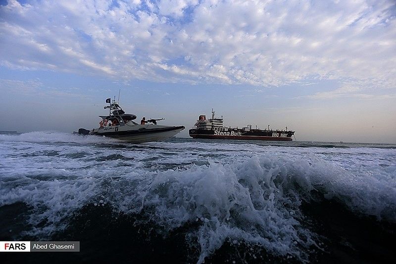 Tankowiec Stena Impero eskortowany przez irańską jednostkę patrolową klasy Boghammar. Fot. Wikipedia/CC-BY 4.0