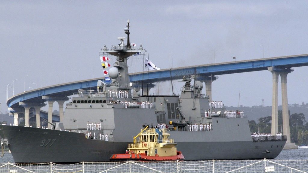 ROKS Dae Jo-yeong (DDH-977) pełni obecnie służbę w ramach zespołu sił morskich Cheonghae na wodach Zatoki Adeńskiej/ Fot. Mass Communication Specialist Seaman Michael C. Barton / US Navy