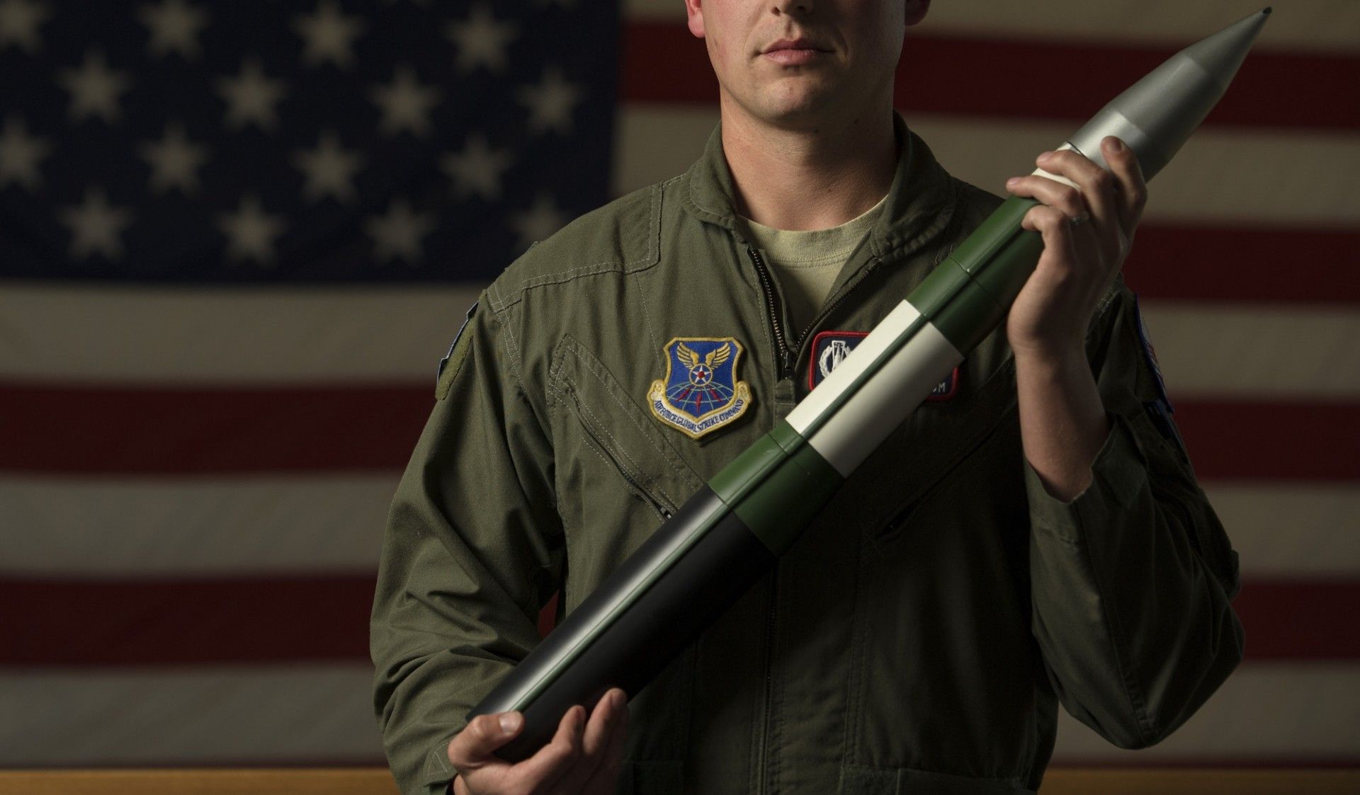 Żołnierz Sił Powietrznych USA z modelem rakiety balistycznej Minuteman III. Fot. U.S. Air Force/Staff Sgt. Jonathan Snyder