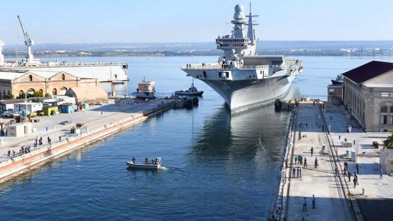 Wchodzący do doku w Tarencie lotniskowiec ITS “Cavour”. Fot. Italian Navy