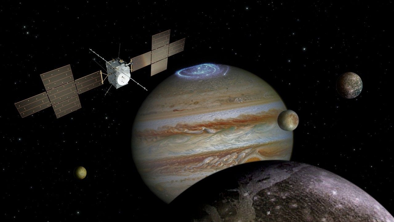 Ilustracja: ESA/ATG medialab [sonda], NASA/ESA/J. Nichols (University of Leicester) [Jowisz]; NASA/JPL [Ganimedes]; NASA/JPL/University of Arizona [Io]; NASA/JPL/DLR [Kallisto i Europa]