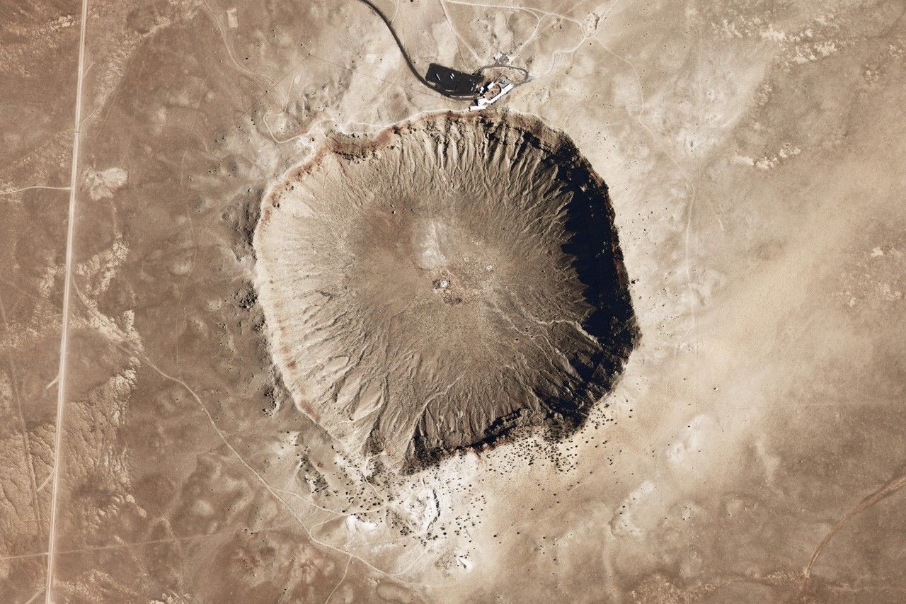 Krater Barringera w stanie Arizona, USA. Fot. NASA/United States Geological Survey National Map Data Download and Visualization Services [solarsystem.nasa.gov]