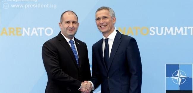 Prezydent Bułgarii Rumen Radew (z lewej) i sekretarz Generalny NATO Jens Stoltenberg / Fot. president.bg