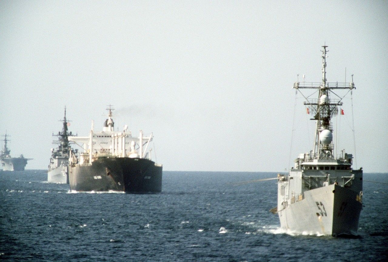Konwój tankowców nr 12 w czasie rejsu przez Zatokę Perską 21 października 1987 roku. Na zdjęciu tankowiec „Gas King” z płynącą przed nim fregatą USS „Hawes” i za nim: krążownikiem rakietowym USS „William H. Standley” oraz śmigłowcowcem desantowym dokiem USS „Guadalcanal”. Fot. US Navy/Wikipedia