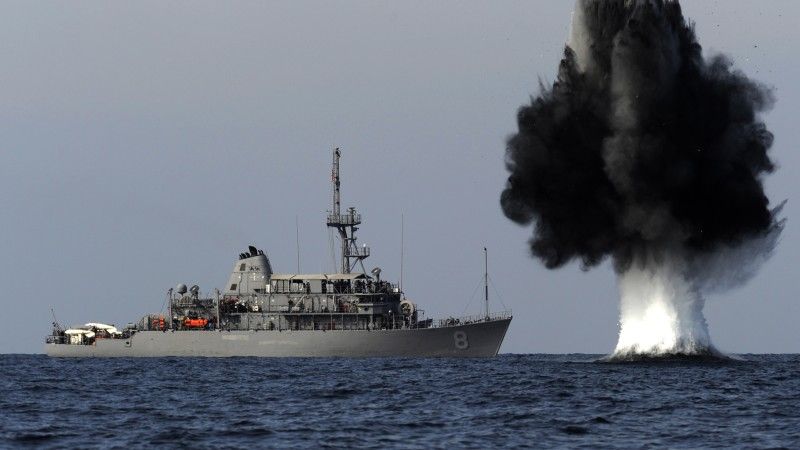 Niszczyciel min typu Avenger USS “Scout” podczas ćwiczeń przeciwminowych w Cieśninie Ormuz 19 listopada 2010 r. Fot. J.Kelsey/US Navy
