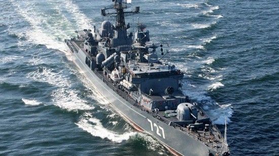 Fregata rakietowa projektu 1154 (w kodzie NATO "Neustrashimy") "Jarosław Mądry" wychodzi w morze z portu w Tartusie / Fot. mil.ru