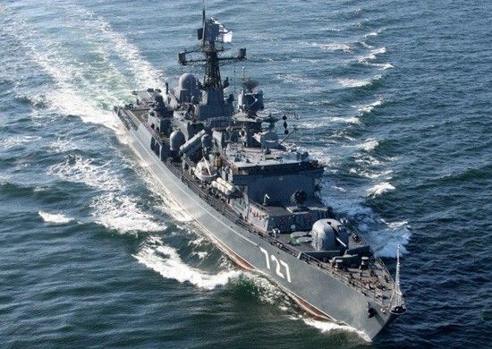 Fregata rakietowa projektu 1154 (w kodzie NATO "Neustrashimy") "Jarosław Mądry" wychodzi w morze z portu w Tartusie / Fot. mil.ru