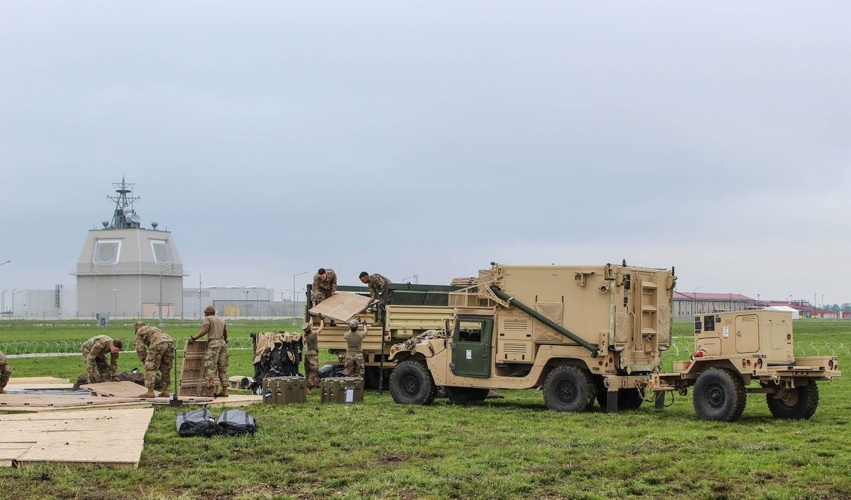 System THAAD rozmieszczany na terenie bazy w Deveselu. Fot. U.S. Army