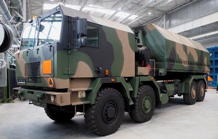 AWA ammunition carrier is based on the Jelcz 882.53 truck, powered by a 6-cyllinder IVECO turbocharged engine producing a power output of 392 kW. The truck features an armoured cabin for a crew of two, with ballistic protection set at level I, in line with the STANAG 4568 norm. The vehicle may transport and load and unload 6 special pallets with 120 mm mortar rounds, thanks to the MK IV hook loading system. Image Credit: Jerzy Reszczyński