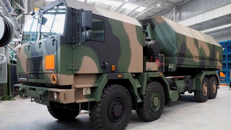AWA ammunition carrier is based on the Jelcz 882.53 truck, powered by a 6-cyllinder IVECO turbocharged engine producing a power output of 392 kW. The truck features an armoured cabin for a crew of two, with ballistic protection set at level I, in line with the STANAG 4568 norm. The vehicle may transport and load and unload 6 special pallets with 120 mm mortar rounds, thanks to the MK IV hook loading system. Image Credit: Jerzy Reszczyński