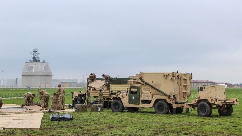 System THAAD rozmieszczany na terenie bazy w Deveselu. Fot. U.S. Army