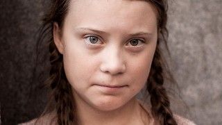 由Greta Thunberg 02.jpg: Anders HellbergDerivative work: Dikson - 此档案源起于以下档案或由以下档案加以编辑而成: Greta Thunberg 02.jpg:，CC BY-SA 4.0，https://commons.wikimedia.org/w/index.php?curid77362513